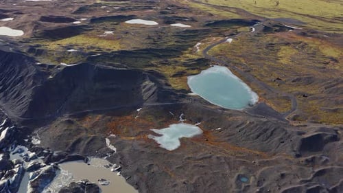 Drohne über Landschaft mit Pools und vulkanischem Gelände
