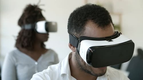 Lächelnder afroamerikanischer Mann mit VR-