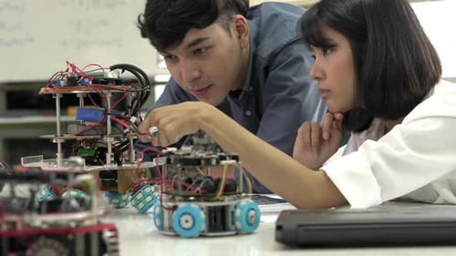 Die Studierenden montieren und testen Elektrorobotik
