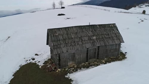 Pequena vila nas montanhas de inverno