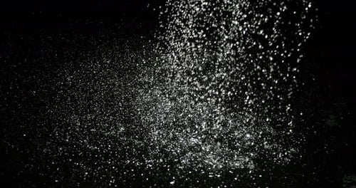 L'eau coulant d'un arrosoir sur fond noir, Ralenti 4K