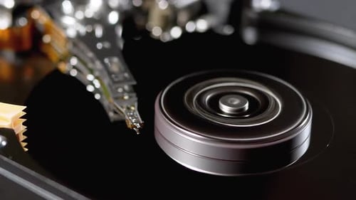 Un disque dur endommagé crée une rainure circulaire sur un plateau magnétique rotatif