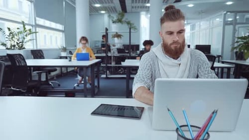 Spécialiste informatique au travail dans un bureau à espace ouvert