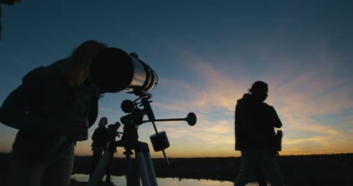 Amis observant les étoiles ensemble la nuit