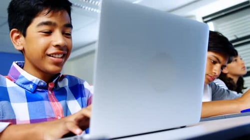 Schüler nutzen Laptop im Klassenzimmer