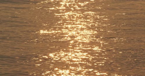 Zeit des Sonnenuntergangs mit der Meereswelle