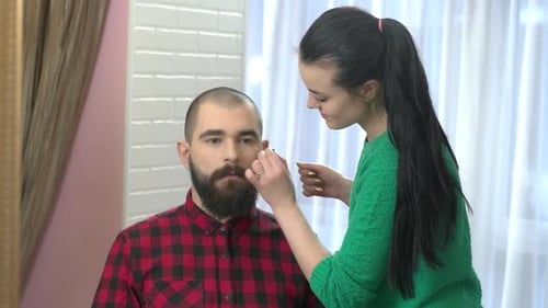 Maquilladora femenina trabajando