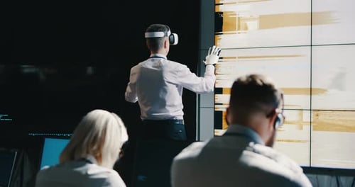 Scientist Uses VR to Operate Mars Rover