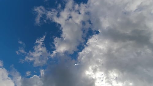 TimeLapse Blauer sonniger Himmel Schleife aus weißen Wolken