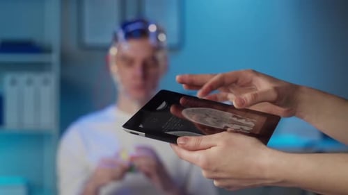 EEG-Topograph zur Untersuchung des Gehirndoktors, der ein Elektrogramm der Kopfhautaktivität macht