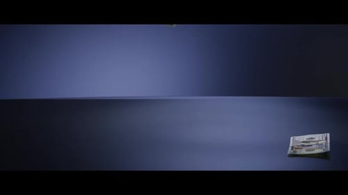 Amerikanische 100-Dollar-Scheine fallen auf eine reflektierende Oberfläche - MONEY 0019