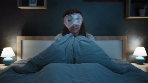 Night Zombie Wake Up at Night Woman in a Night Mask regarde autour de lui