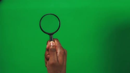 Set 3 Black Man Hände halten Lupe und bewegen es auf einem Greenscreen-Hintergrund