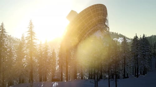 El radiotelescopio observatorio en el bosque al atardecer