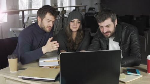 Team junger Berufstätiger bei einer Telefonkonferenz in einem kreativen Büro