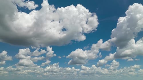 Zeitraffer von weißen, geschwollenen Cumuluswolken, die sich am blauen Sommerhimmel bilden