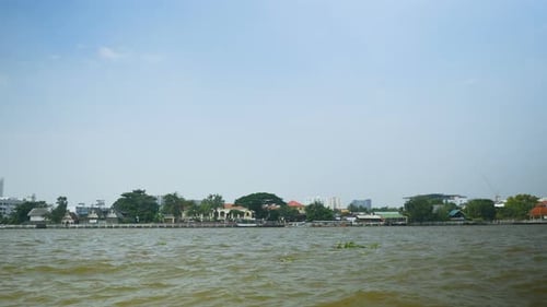 Bangkok, Thailand 2018. Chao Phraya Fluss mit Schiffen