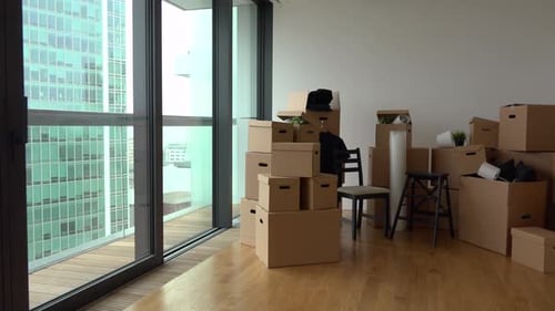 Boîtes et chaises en carton à l'intérieur d'un appartement