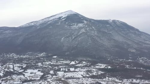 La montagne Rtanj en forme de pyramide vue par la journée d'hiver, images aériennes 4K