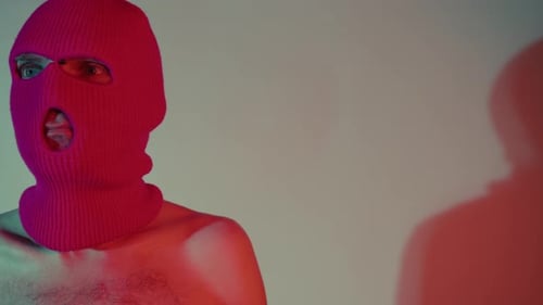 Porträt eines unkenntlichen Mannes in rosa Sturmhaube