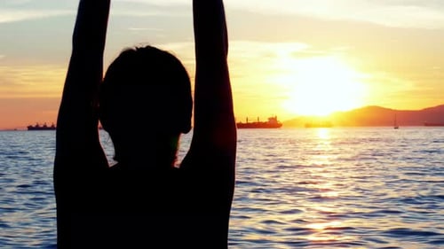 Frau macht Yoga am Strand