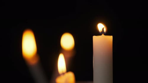 Kerzen Flamme auf schwarzem Hintergrund