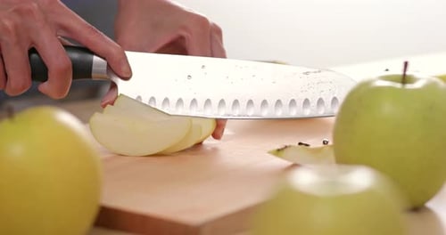 einen Apfel schneiden