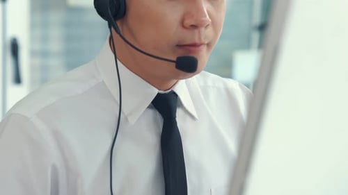 Geschäftsmann mit Headset arbeitet aktiv im Büro