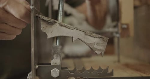 Hands adjusting tool for maintenance