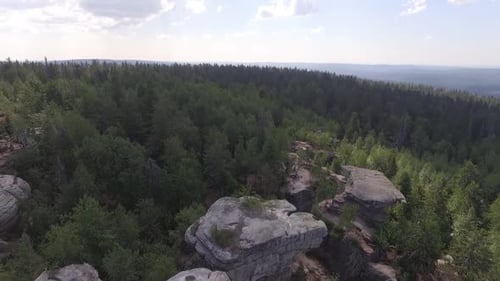 Stone Town. Riesige Steine im Wald. Luftbild. Russland, Region Perm 02