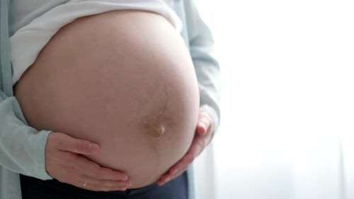 Enceinte de la femme enceinte caressant son ventre