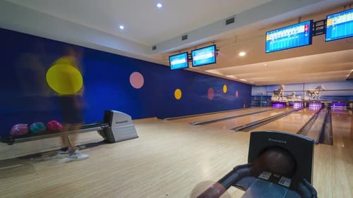 Die Leute spielen Bowling im Bowlingclub des Castello Mare Hotels. Zeitrafferschuss mit Schieberegler