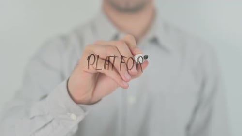 Plattformschreiben auf dem Bildschirm mit der Hand