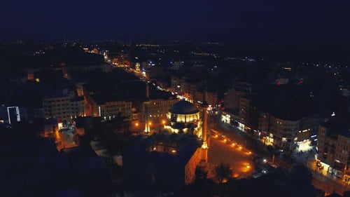 Luftaufnahme der Blauen Moschee in der Nacht in Istanbul, Türkei