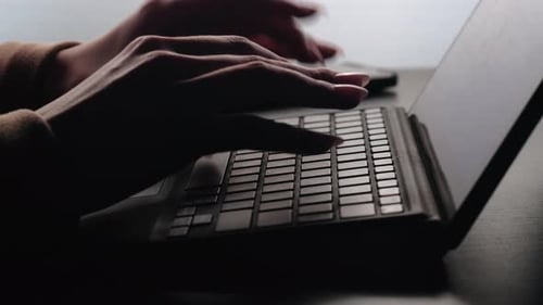 Nachtarbeit Online Remote Job Hände Tippen Laptop