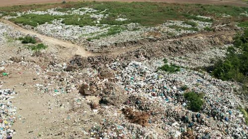 Vista aérea do despejo na floresta. Conceito de poluição, vista superior