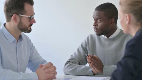 Homme d'affaires africain professionnel discutant avec ses collègues
