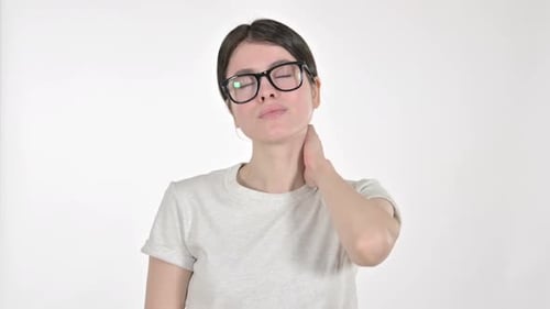 Junge Frau mit Nackenschmerzen auf weißem Hintergrund