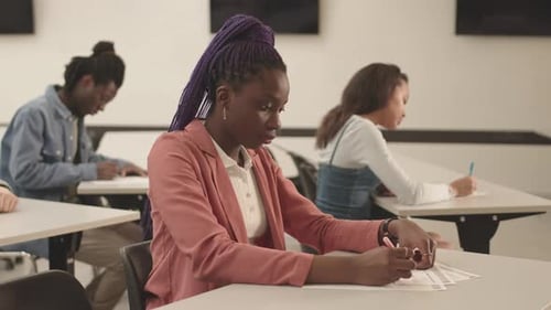 Afrikanische Studentin mit Prüfung