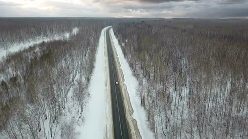 Voiture Sur La Route D'hiver Et Ciel Nuageux
