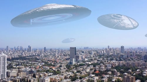 Untertassen der Alien-Ufo-Invasion über der Großstadt
