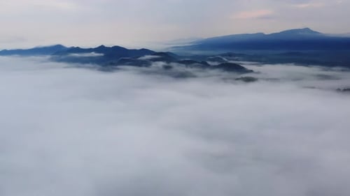 Wunderschöne Landschaft am Morgen bei Sonnenaufgang mit Nebel über dem Berg,