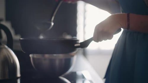 Lady is Cooking Frühstück Pfannkuchen braten Teig auf Bratpfanne gießen Nahaufnahme Calm Weeked