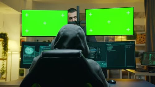 Team von Hackern, die Computer mit Greenscreen-Mockup verwenden