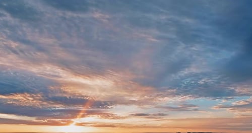 Wunderschönes Panorama am frühen Morgen mit linnender Wolke am orangefarbenen Himmel, Landschaft des starken Sonnenaufgangs