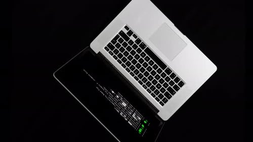 Laptop von oben mit Datencode