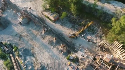 Transporting granite on conveyers