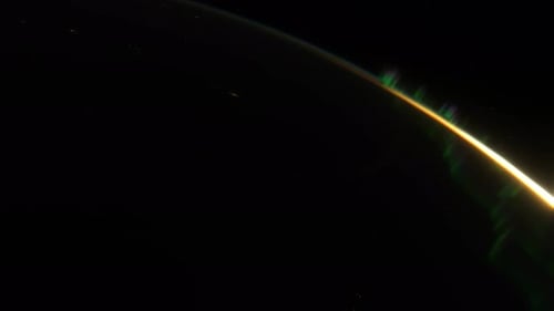 Raumschiff fliegt über die Nachtseite des Planeten Erde