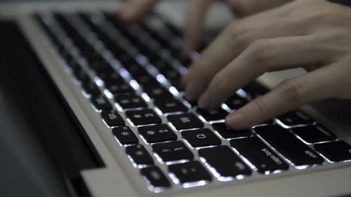 Tippen auf dem Laptop