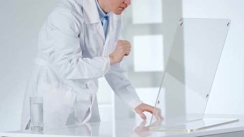 Médico caucásico trabajando en una interfaz AR invisible